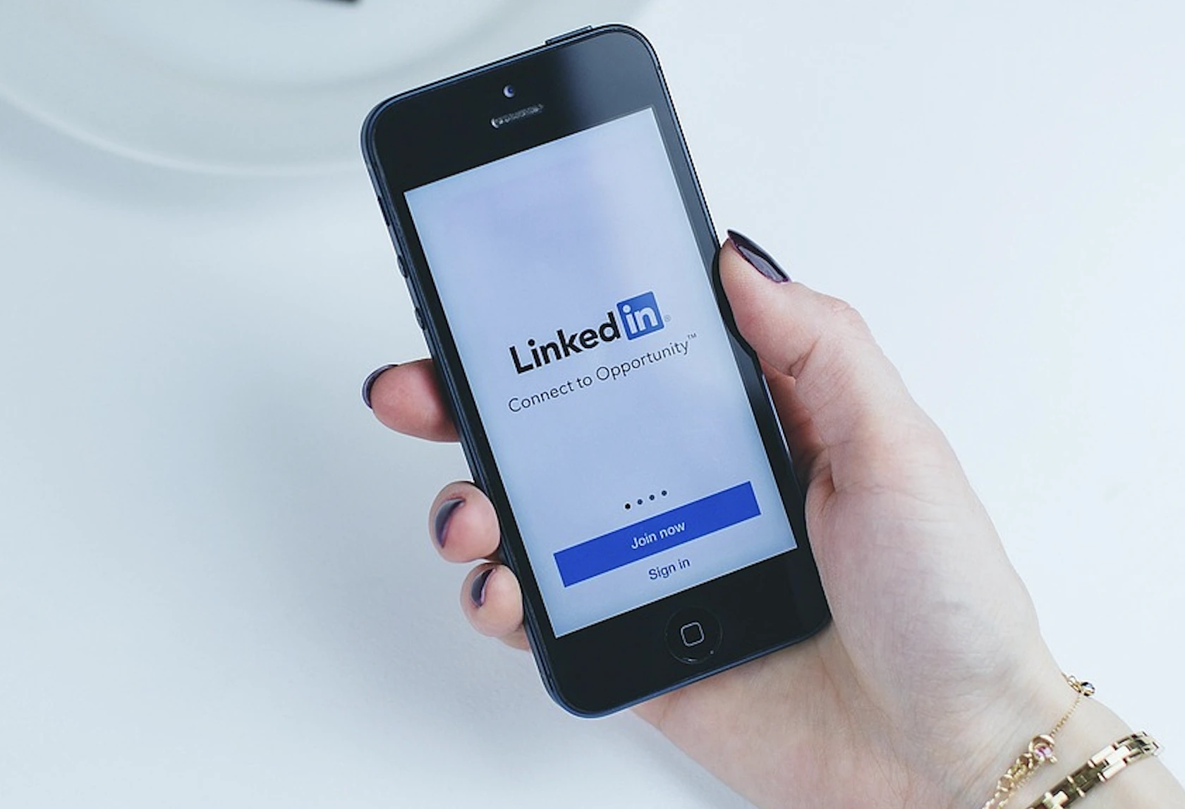 تواجه LinkedIn دعوى قضائية لمشاركتها المزعومة لرسائل المستخدمين لتدريب نماذج الذكاء الصناعي