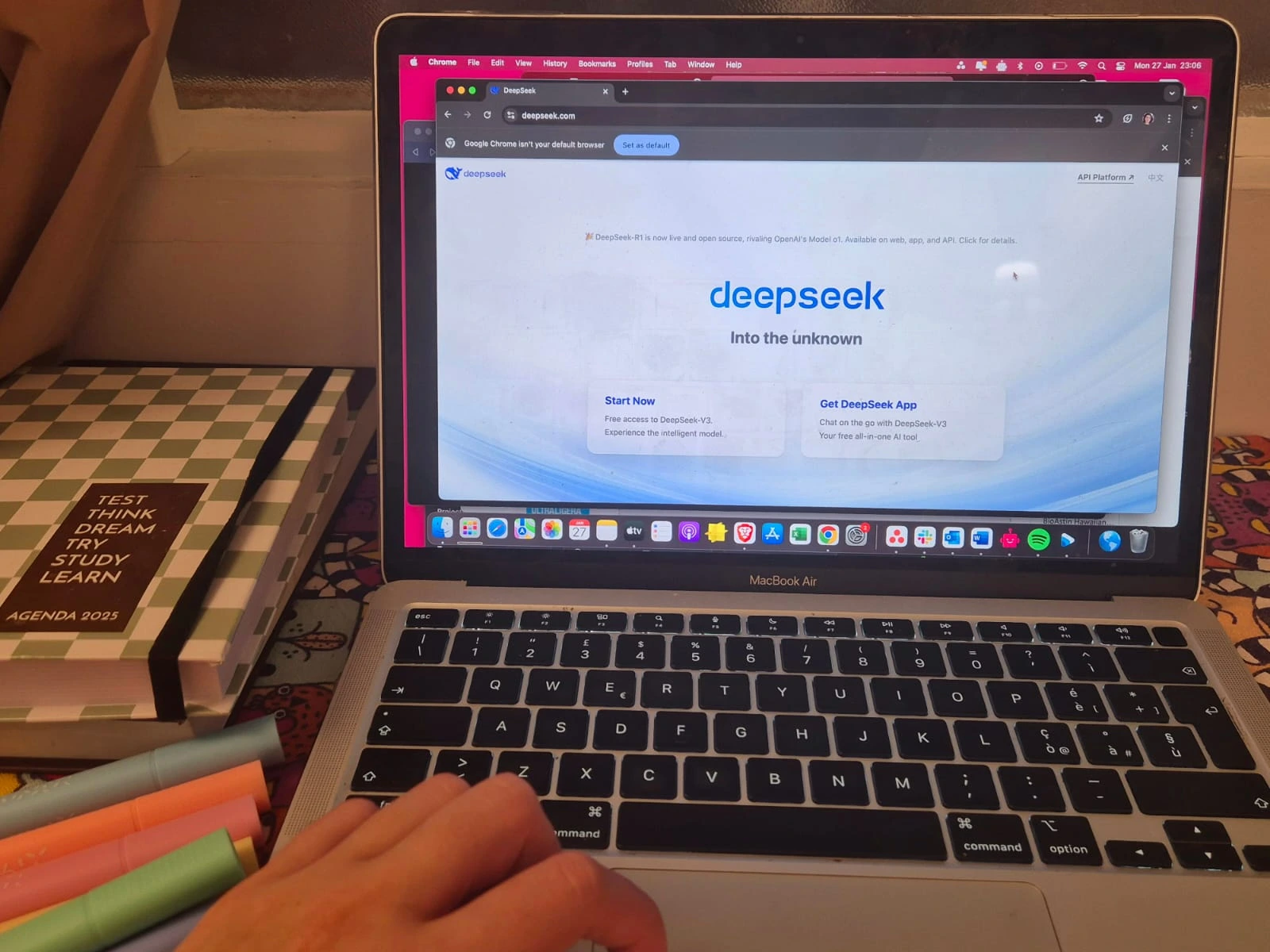 تقيد DeepSeek التسجيلات بعد الهجمات الإلكترونية