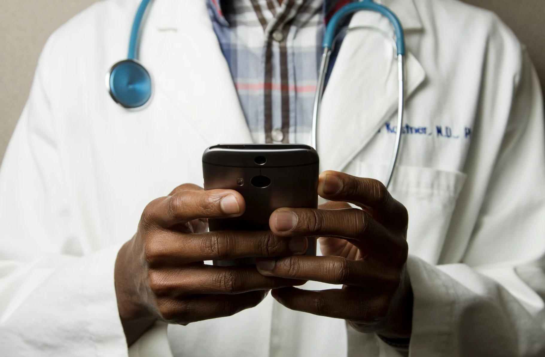 تعتمد UCSF الكتّاب الذكيين بالذكاء الصناعي لتحسين التفاعل بين الطبيب والمريض