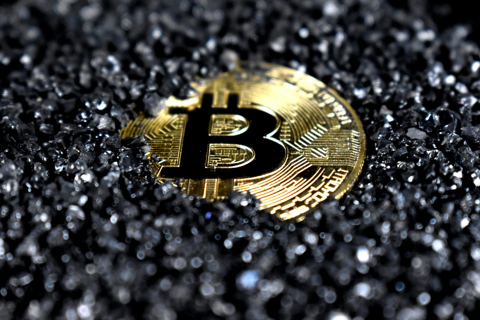 تراجع سعر البيتكوين أدنى من 80,000 دولار في ظل الشك والغموض في السوق