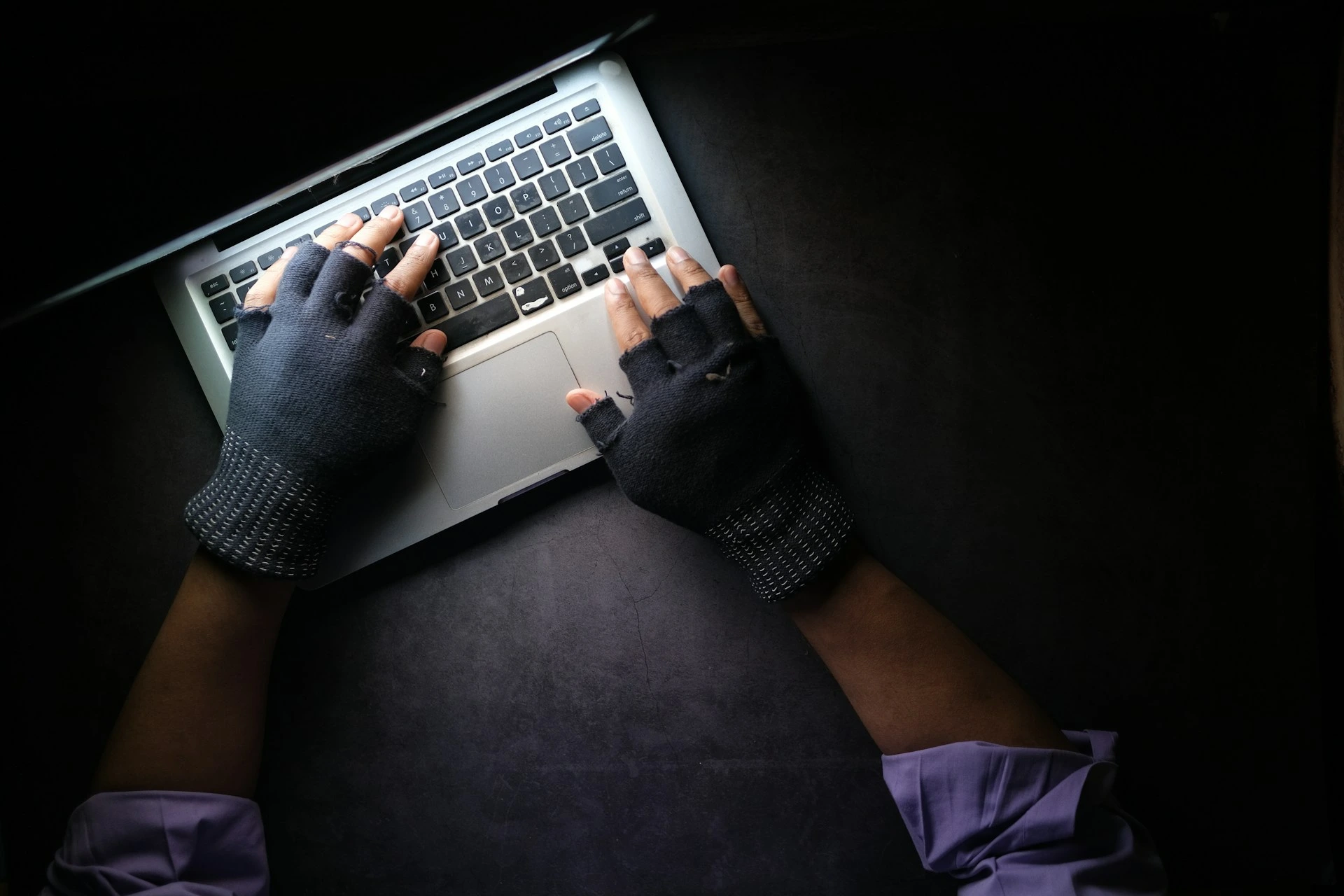 تتجه المملكة المتحدة لتكون البلد الأول الذي يجرم أدوات الإساءة للأطفال المُنتجة من الذكاء الصناعي
