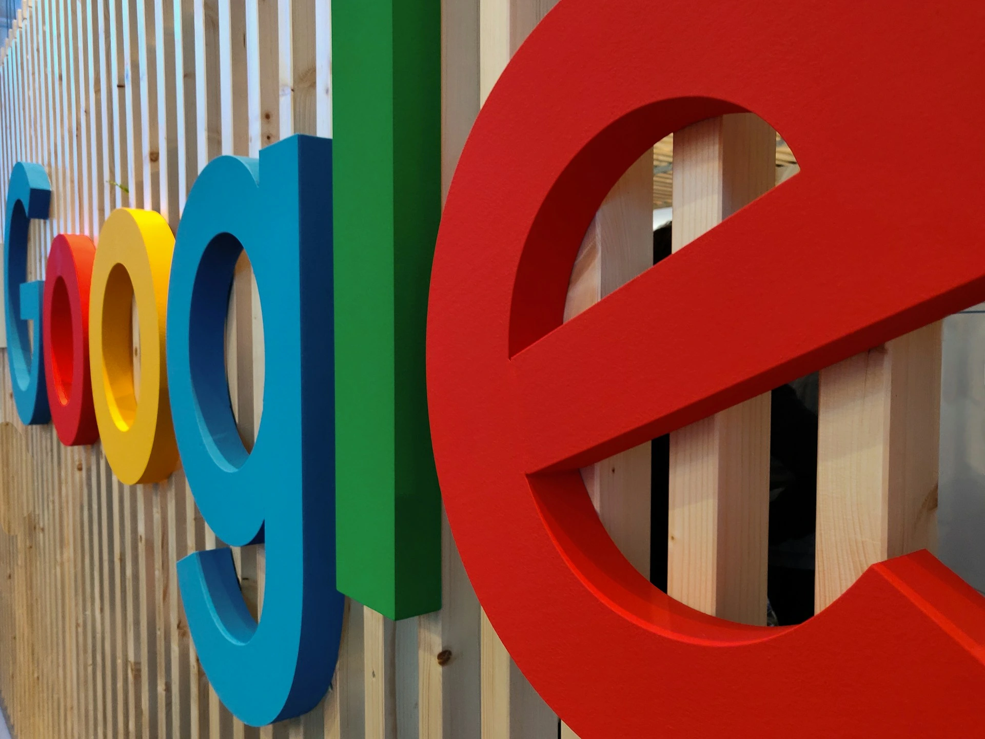تستثمر Google مبلغًا إضافيًا قدره 750 مليون دولار في Anthropic لتعزيز قدرات الذكاء الاصطناعي