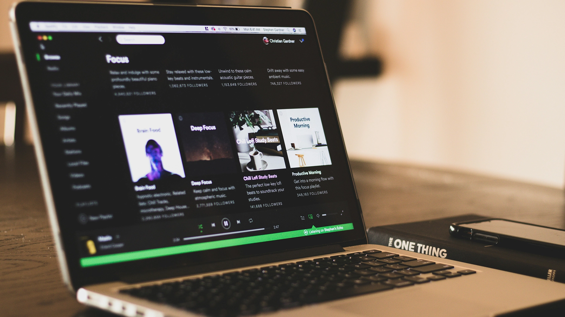 تقوم Spotify بنشر أغاني تم إنتاجها بواسطة الذكاء الصناعي تحت أسماء فنانين متوفين بدون إذن