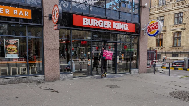 تعرضت Burger King والعلامات التجارية الأخرى لـ RBI للاختراق، وتم وصف الأمان بأنه &lsquo;أكثر صلابة من غلاف ورق برغر ووبر&rsquo;من الجدير بالذكر أن الصيغة المستخدمة في الجملة الأصلية لا تترجم بشكل جيد إلى العربية، ولذا تم تغييرها قليلاً لتناسب القارئ العربي.